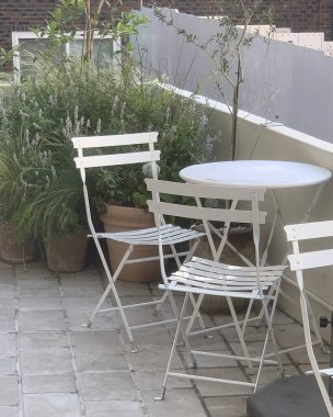 Bahçede beyaz sandalye