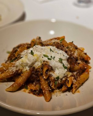 Parmesanlı ve peynirli İtalyan makarnası