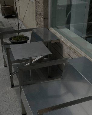 Restorandaki boş tahta masa.