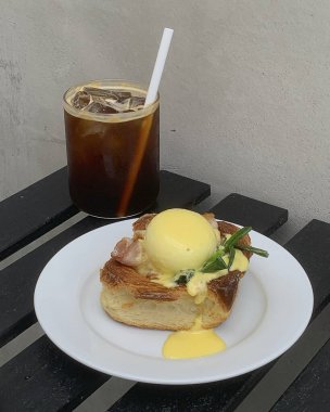 kahve ve kruvasan ahşap bir masada.