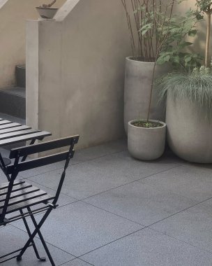 Modern bir binanın içinde.