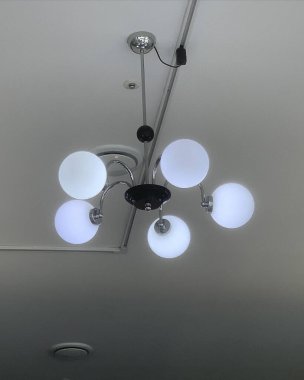 Beyaz arkaplanda ampul