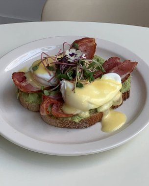 Haşlanmış yumurtalı sandviçe yakından bak.