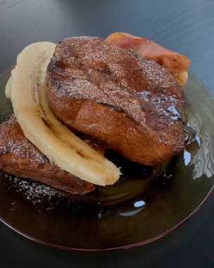 Muz ve kahveyle nefis ve lezzetli bir gözlemenin yakın çekimi.