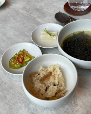 Sebzeli ve pirinçli çorba kasesinin yüksek açılı görüntüsü