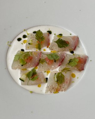 Beyaz tabakta lezzetli bir balığa yaklaş.