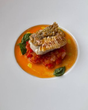 Sebzeli ve soslu balık