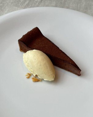 Çikolatalı vanilyalı dondurma, karamel ve çikolata soslu.