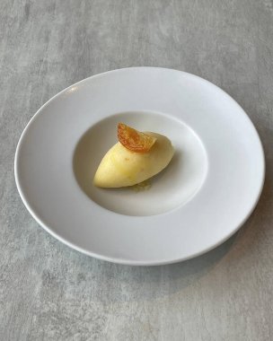 Bir tabak, bir dilim elma, bir dilim portakal ve nane ile yüksek açılı fotoğraf.