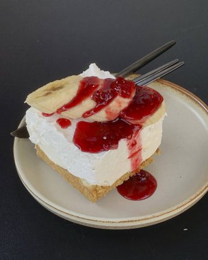 Kremalı ve çikolatalı çilekli cheesecake