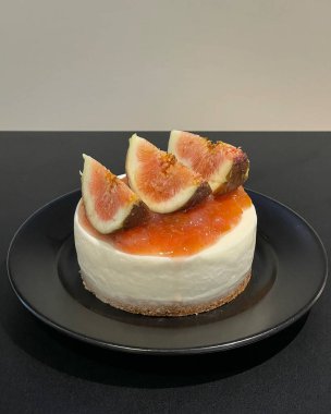 Kremalı ve çilekli bir dilim lezzetli pasta.