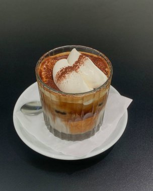 Kremalı ve tarçınlı kahve kokteyli.