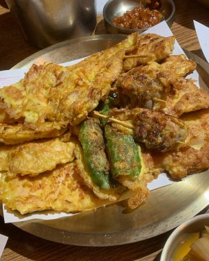 Lezzetli Asya yemeklerinin yakın görüntüsü