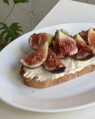 İncirli ve peynirli sandviç.