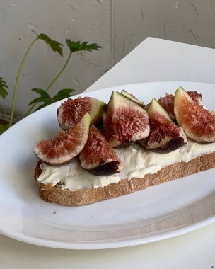 İncirli, keçi peynirli