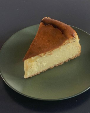 Siyah tabakta cheesecake