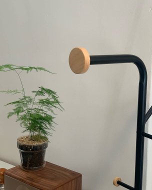 Modern bir otel odasının içinde.