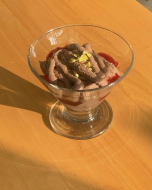 Çikolatalı ve çilekli dondurma.