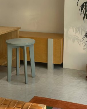 Masa ve sandalyeli modern iç tasarım