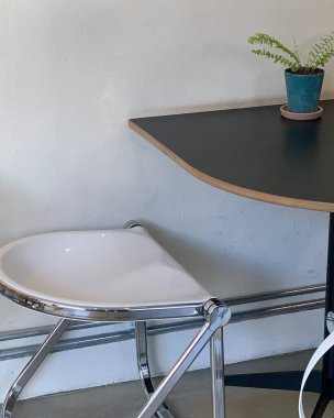 Boş kahve masası ve kahve demliği.