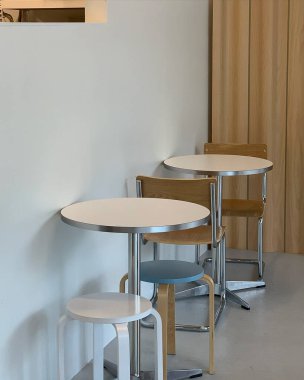 Beyaz ahşap masa ve sandalyeler