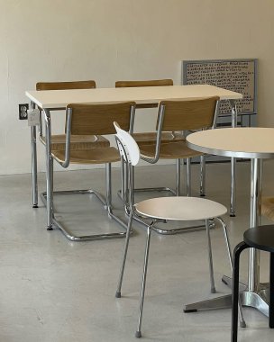 Odadaki sandalye ve masa.