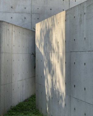 Bir pencere ile beton duvar