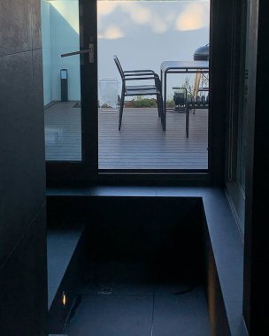 Modern bir binanın içinde.