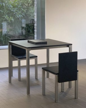 sandalye ve masa ile modern iç mimari