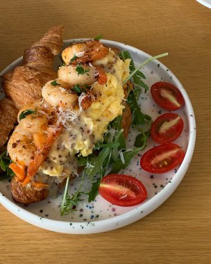 Somonlu sahanda yumurta, masada pastırma ve sebze..