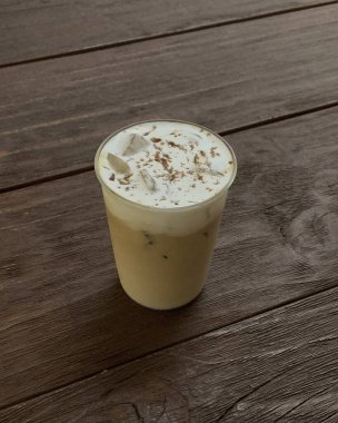 Kremalı bir bardak buzlu kahve.