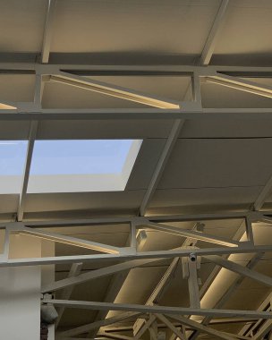 Büyük pencereli bir ofis binasının tavan lambası.