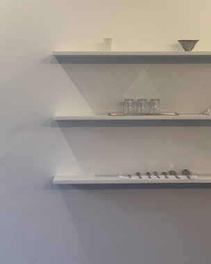 Modern mutfak. Büyük bir penceresi ve beyaz bir duvarı var.