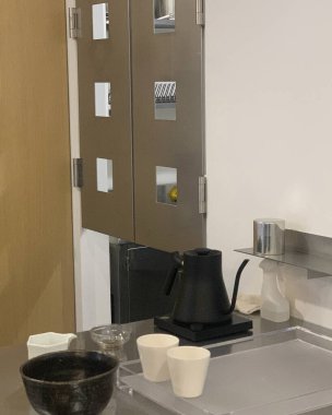 Beyaz bir seramik kaseyle mutfak masasının yakın çekimi.