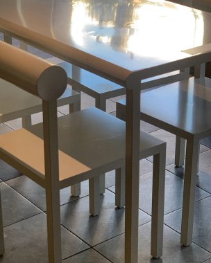 Restorandaki boş tahta masa.