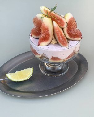 Meyve ve fındıklı taze salata