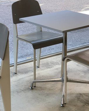 Modern ofiste sandalyeli ve masalı boş masa