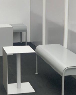 Ofiste beyaz ve gri sandalyeler