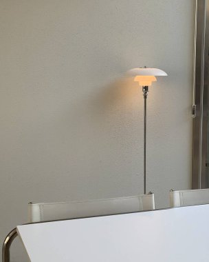 Modern kafenin içindeki beyaz duvarlı boş masa.