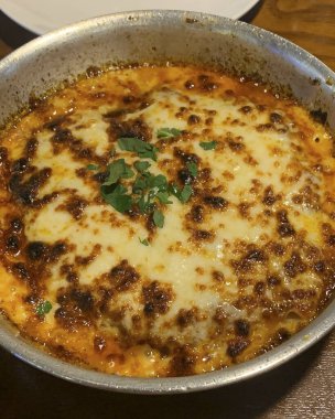 Peynirli ve domatesli İtalyan pizzası.