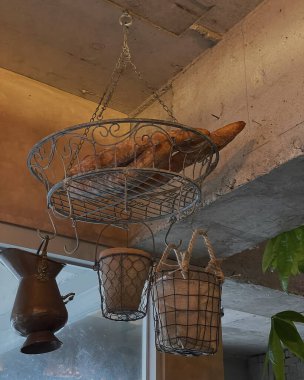 Hasır sepetin arkasında ekmek ve ekmek var.