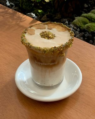 Bir fincan kahveyle bir kaşık