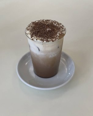 Bardakta buzlu kahve.