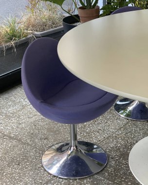 Restoranda boş beyaz masa