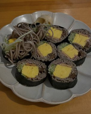 Somon ve sebzeli suşi.