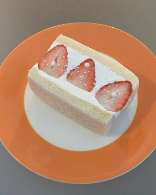 Çilekli pasta ve dondurma.