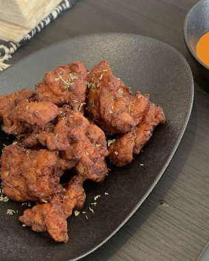 Soslu tavuk kanadı ve sebze.