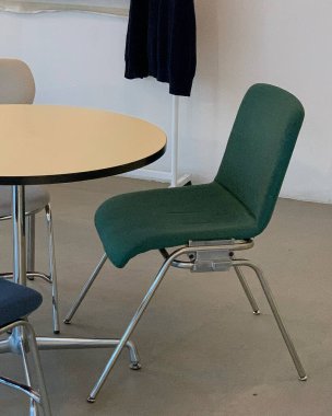 Modern ofis içi beyaz ve mavi sandalyeli.