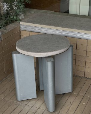 Siyah-beyaz bir metal çöp konteynırının dikey görüntüsü.