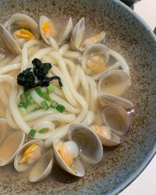 Kalamar ve erişteli Japon çorbası.